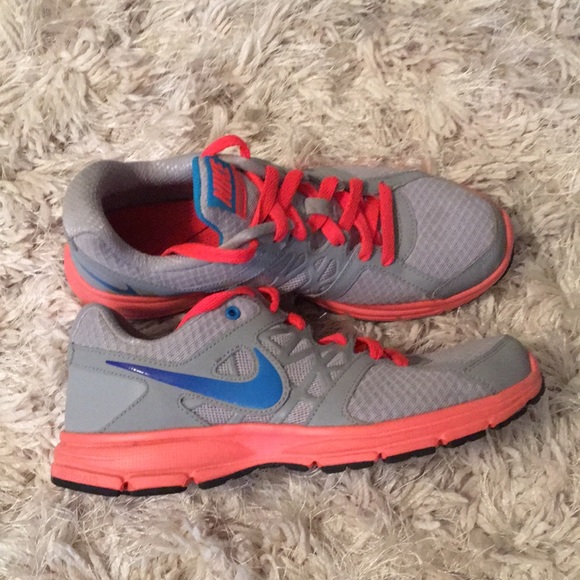 Women’s Nike shoes - Picture 2 of 3